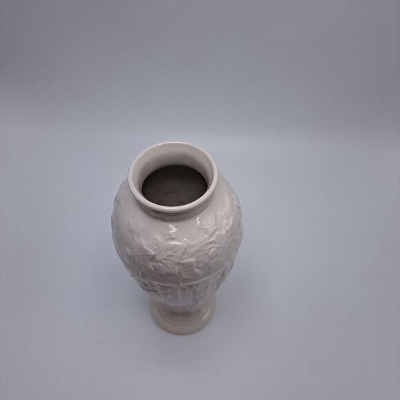 Wedgwood White Classic Garden Vase Grapes Leaves Embossed 7.5" England 1996 - Picture 6 of 9